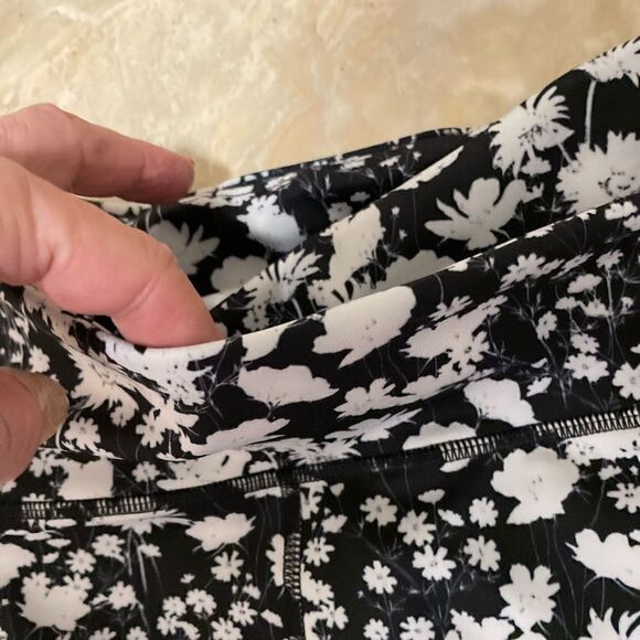 NWT Ā FreeāPeople Printed Lose Control Wrap Leggings / Floral size XSā
NWT - Picture 8 of 9